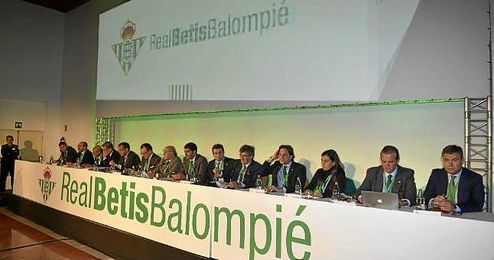 El actual consejo de administración del Betis, al comienzo de la junta El actual consejo de administración del Betis, al comienzo de la junta