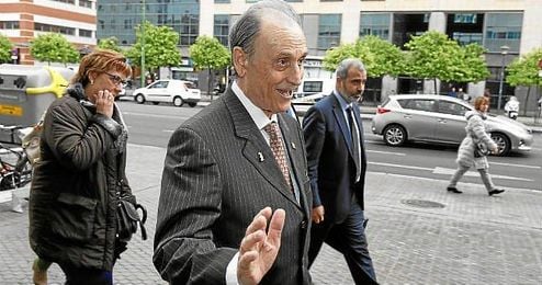 Lopera venderá en breve sus acciones del Betis. Lopera venderá en breve sus acciones del Betis.