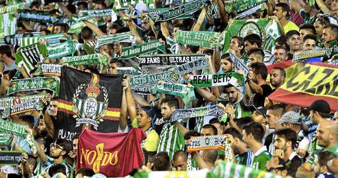 Imagen de un sector de la afición del Betis durante un partido esta temporada. Imagen de un sector de la afición del Betis durante un partido esta temporada.