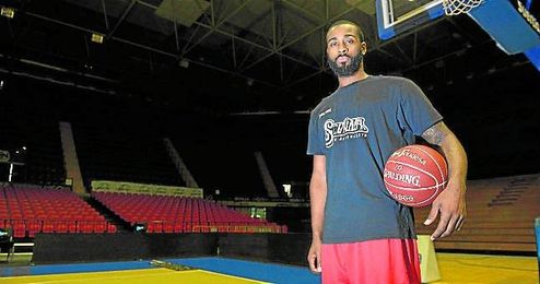 Henton, ayer en la pista de San Pablo, tras atender a los medios de comunicación. Henton, ayer en la pista de San Pablo, tras atender a los medios de comunicación.