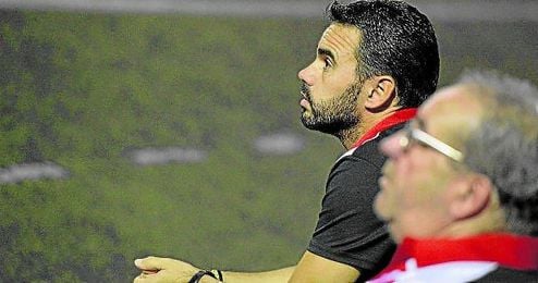 En la imagen, el aljarafeño Dioni Arroyo, entrenador del Lora. En la imagen, el aljarafeño Dioni Arroyo, entrenador del Lora.