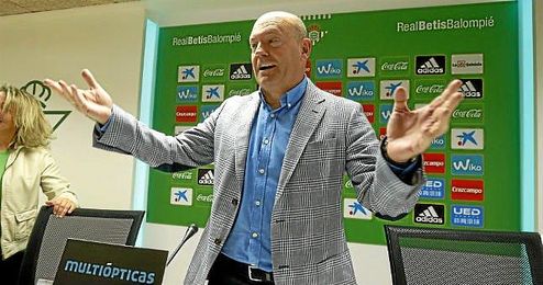 Pepe Mel, en sala de prensa. Pepe Mel, en sala de prensa.