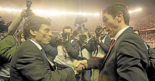 Manolo Jiménez y Paco Chaparro se enfrentaron en algún derbi. Manolo Jiménez y Paco Chaparro se enfrentaron en algún derbi.