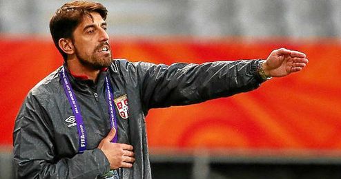 Paunoviç dirigiendo a sus jugadores. Paunoviç dirigiendo a sus jugadores.