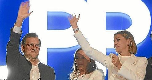 Rajoy saluda a los militantes que se citaron anoche en Génova. Rajoy saluda a los militantes que se citaron anoche en Génova.