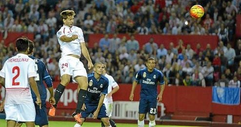 Fernando Llorente cabecea un balón en el Sevilla-Real Madrid, donde marcó tras salir del banquillo Fernando Llorente cabecea un balón en el Sevilla-Real Madrid, donde marcó tras salir del banquillo