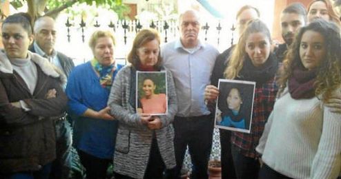 En la imagen, la familia adoptiva de Maloma portando fotos de la joven. En la imagen, la familia adoptiva de Maloma portando fotos de la joven.