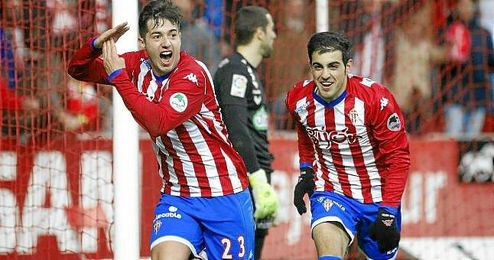 Jony, perseguido por Carlos Castro, celebra uno de sus once goles con el Sporting Jony, perseguido por Carlos Castro, celebra uno de sus once goles con el Sporting