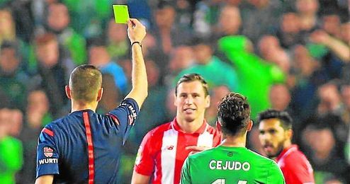 Krychowiak, en el momento de ver la amarilla que le acarrea la suspensión, confirmada ayer por Competición. Krychowiak, en el momento de ver la amarilla que le acarrea la suspensión, confirmada ayer por Competición.