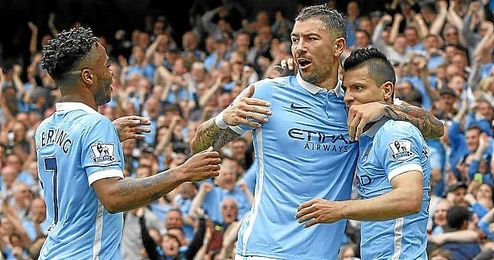 Sterling, Kolarov y Agüero celebran un gol. Sterling, Kolarov y Agüero celebran un gol.