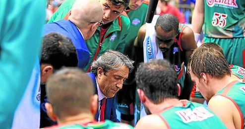 En la imagen, Casimiro dando indicaciones a sus jugadores. En la imagen, Casimiro dando indicaciones a sus jugadores.