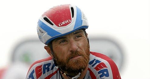 Luca Paolini, con gesto serio, ha dejado atrás sus problemas de adicción Luca Paolini, con gesto serio, ha dejado atrás sus problemas de adicción