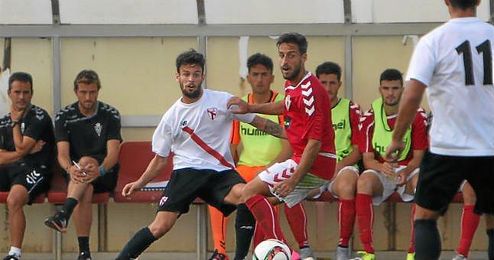El utrerano Moi, en un encuentro de esta temporada con el Sevilla Atlético El utrerano Moi, en un encuentro de esta temporada con el Sevilla Atlético