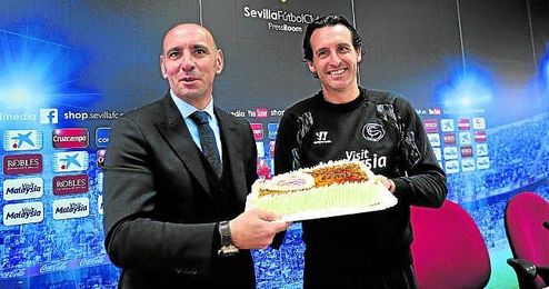 El pasado 13 de enero, Monchi regaló una tarta a Unai Emery por cumplir el vasco dos años en el Sevilla; ahora alcanzará los tres, curiosamente, contra el Betis, en la vuelta de octavos de final de la Copa del Rey. El pasado 13 de enero, Monchi regaló una tarta a Unai Emery por cumplir el vasco dos años en el Sevilla; ahora alcanzará los tres, curiosamente, contra el Betis, en la vuelta de octavos de final de la Copa del Rey.