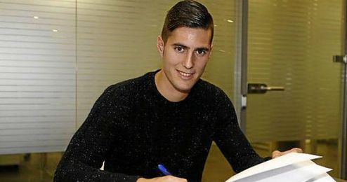 Sergi Guardiola firmando su contrato con el Barcelona. Sergi Guardiola firmando su contrato con el Barcelona.