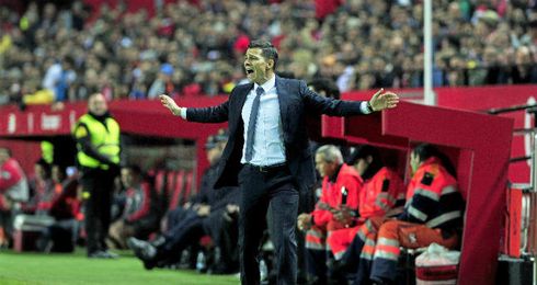 Galca dirigiendo a sus jugadores durante el encuentro. Galca dirigiendo a sus jugadores durante el encuentro.