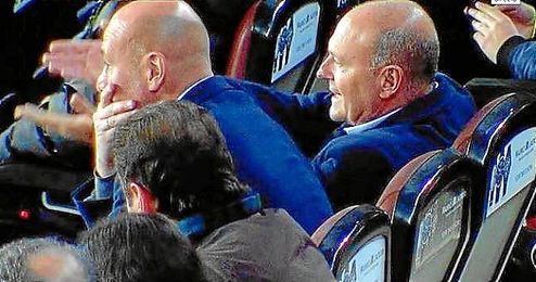 Pepe Mel, junto a Ríos, en la grada del Camp Nou tras ser expulsado. Pepe Mel, junto a Ríos, en la grada del Camp Nou tras ser expulsado.