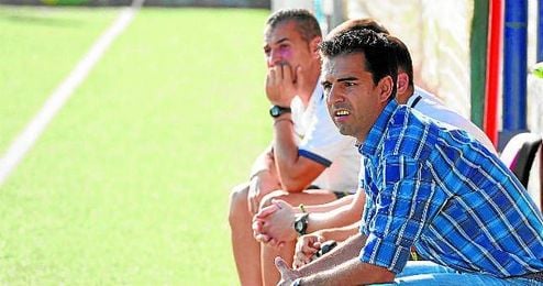 Antonio Rueda, técnico del Nervión, cuenta ya con dos nuevos refuerzos. Antonio Rueda, técnico del Nervión, cuenta ya con dos nuevos refuerzos.