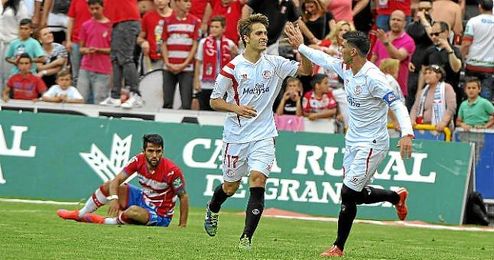 Denis Suárez y Reyes celebran un gol en Los Cármenes. Denis Suárez y Reyes celebran un gol en Los Cármenes.
