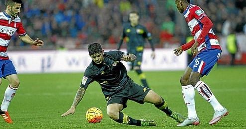 Banega pugna por un balón ante el Granada. Banega pugna por un balón ante el Granada.