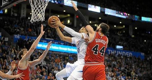 Pau Gasol y Nikola Mirotic, en un lance de juego con los Bulls. Pau Gasol y Nikola Mirotic, en un lance de juego con los Bulls.