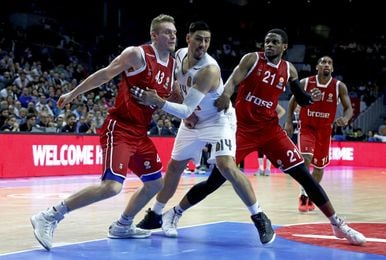 Ayón en el último partido de Euroliga frente al Brose Baskets. ED Ayón en el último partido de Euroliga frente al Brose Baskets. ED