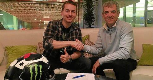 Jorge Lorenzo y Patrick Francois en el momento de la firma del contrato. Jorge Lorenzo y Patrick Francois en el momento de la firma del contrato.