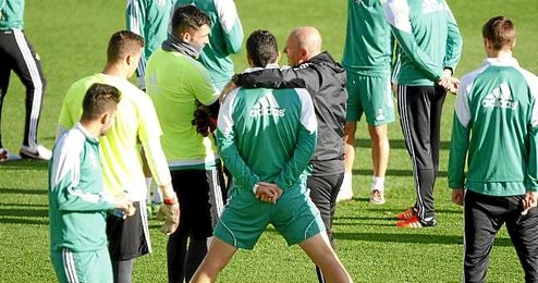 Imagen del entrenamiento de hoy martes en el Villamarín. Imagen del entrenamiento de hoy martes en el Villamarín.