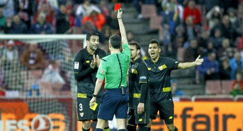 Momento en el que Undiano Mallenco expulsa por doble amarilla a Rami en Granada. Momento en el que Undiano Mallenco expulsa por doble amarilla a Rami en Granada.