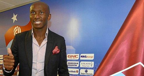 M'Bia: "Si mi situación no cambia, tendré que irme a otro lugar" M'Bia: "Si mi situación no cambia, tendré que irme a otro lugar"