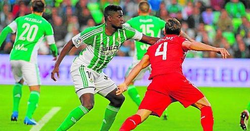 N´Diaye, durante el derbi intenta marcar a Krychowiak. N´Diaye, durante el derbi intenta marcar a Krychowiak.