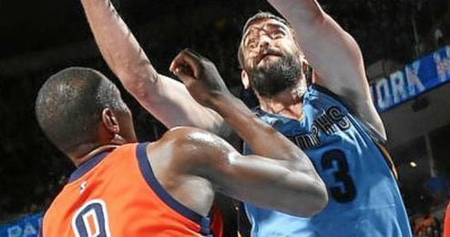 Ibaka se llevó el duelo español ante Marc Gasol. Ibaka se llevó el duelo español ante Marc Gasol.