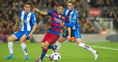 Lance de juego entre el FC Barcelona y el RCD Espanyol. Lance de juego entre el FC Barcelona y el RCD Espanyol.