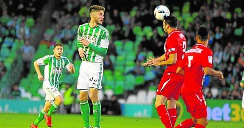 Imagen del delantero holandés durante el pasado derbi. Imagen del delantero holandés durante el pasado derbi.