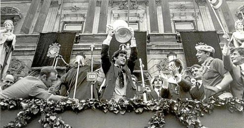 Félix Zubiaga alzando la Copa de la temporada 72-73. Félix Zubiaga alzando la Copa de la temporada 72-73.
