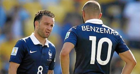 Karim Benzema y Mathieu Valbuena vistiendo la camiseta de la selección de Francia. Karim Benzema y Mathieu Valbuena vistiendo la camiseta de la selección de Francia.