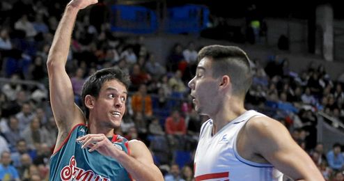 Miljenovic pasa ante el ex cajista Hernangómez. Miljenovic pasa ante el ex cajista Hernangómez.