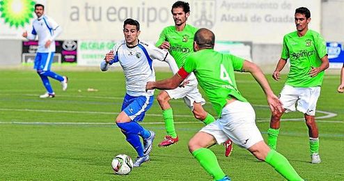 El atacante zurdo Juan Gómez (Alcalá) conduce el esférico en un lance del encuentro disputado ayer. El atacante zurdo Juan Gómez (Alcalá) conduce el esférico en un lance del encuentro disputado ayer.