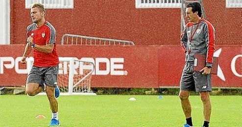 Emery, en un entrenamiento junto con Immobile. Emery, en un entrenamiento junto con Immobile.