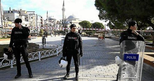 Imagen de los policías en la plaza de Sultanahmet, donde ha ocurrido el atentado. Imagen de los policías en la plaza de Sultanahmet, donde ha ocurrido el atentado.