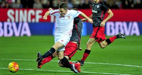 Gameiro define ante Gorka en el último partido de liga en el Pizjuan Gameiro define ante Gorka en el último partido de liga en el Pizjuan