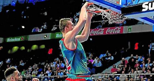 Ondrej Balvin machaca en presencia del madridista Jeffery Matthew Taylor. Ondrej Balvin machaca en presencia del madridista Jeffery Matthew Taylor.