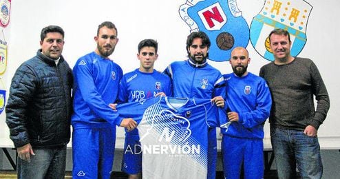 Juanlu (izquierda) posa con la elástica del AD Nervión Juanlu (izquierda) posa con la elástica del AD Nervión