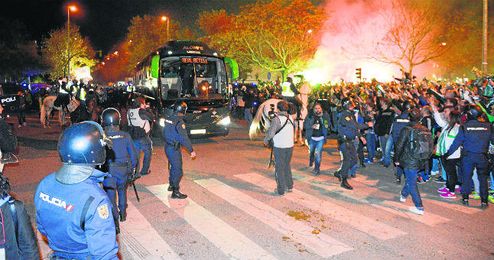 Casi 400 policías cuidarán de que no pase nada. Casi 400 policías cuidarán de que no pase nada.