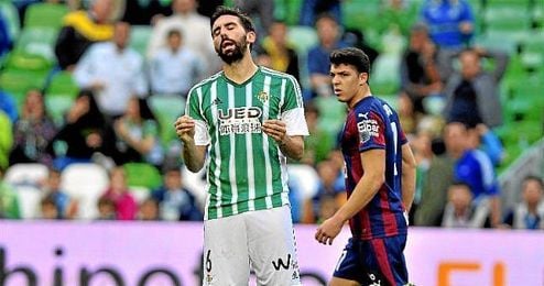 Jordi Figueras se lamenta en un partido con el Betis. Jordi Figueras se lamenta en un partido con el Betis.