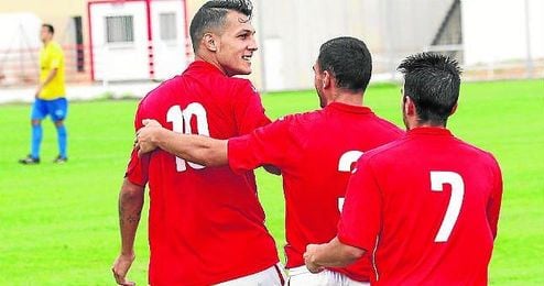 Juan Diego Molina ´Stoichkov´ celebra un gol con el San Roque. Juan Diego Molina ´Stoichkov´ celebra un gol con el San Roque.
