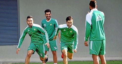 Varela, Ceballos y Vadillo no viajan con el Betis. Varela, Ceballos y Vadillo no viajan con el Betis.