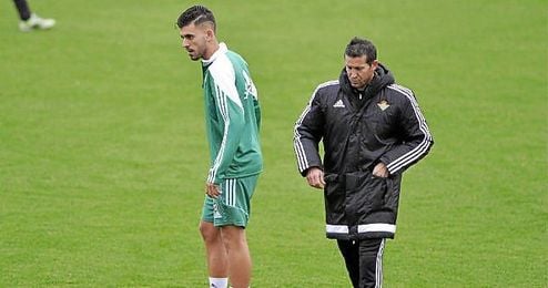 Merino pasa por detrás de Ceballos en un entrenamiento. Merino pasa por detrás de Ceballos en un entrenamiento.