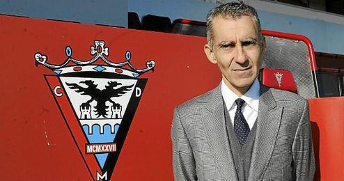 Carlos Terrazas, en su presentación como nuevo técnico del Mirandés en la temporada 2013-2014. Carlos Terrazas, en su presentación como nuevo técnico del Mirandés en la temporada 2013-2014.