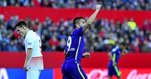 Charles celebra su gol en presencia de Gameiro, autor de un doblete. Charles celebra su gol en presencia de Gameiro, autor de un doblete.